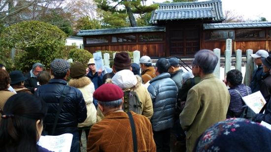 1669-12.2.20後白河天皇法住寺陵　説明を聴く会員さん.jpg